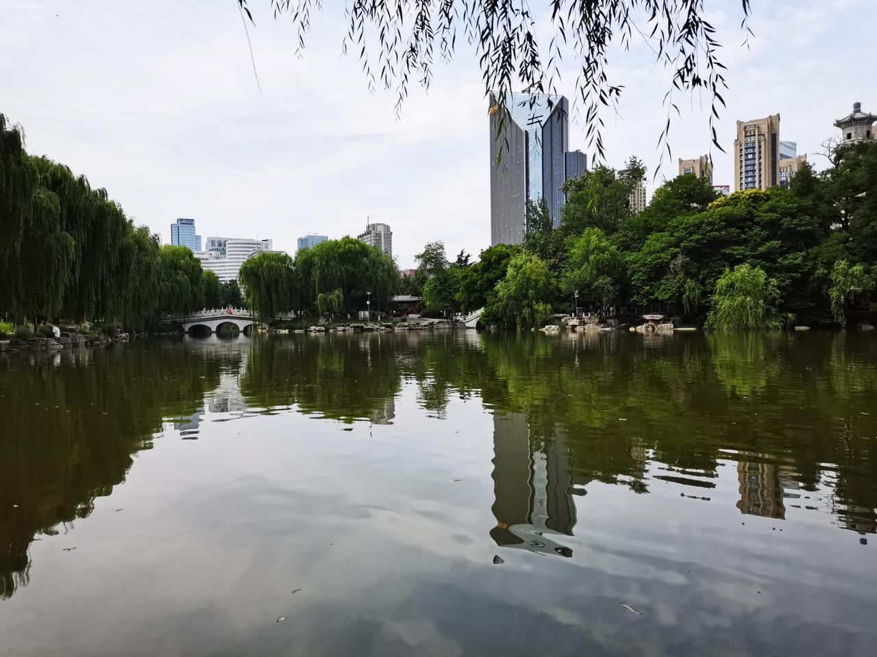 我感觉自己跟社会脱节了[捂脸]这两天我又失去了找工作的热情，受到打击了。想想从我