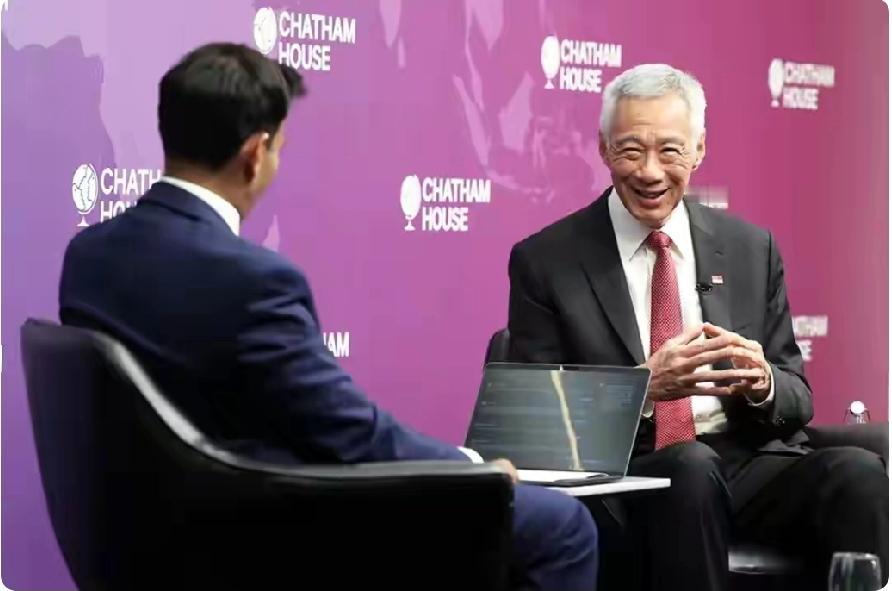 新加坡前总理李显龙，这个人看不懂，他平时喜欢接受媒体采访，也乐于谈及中美之间的事
