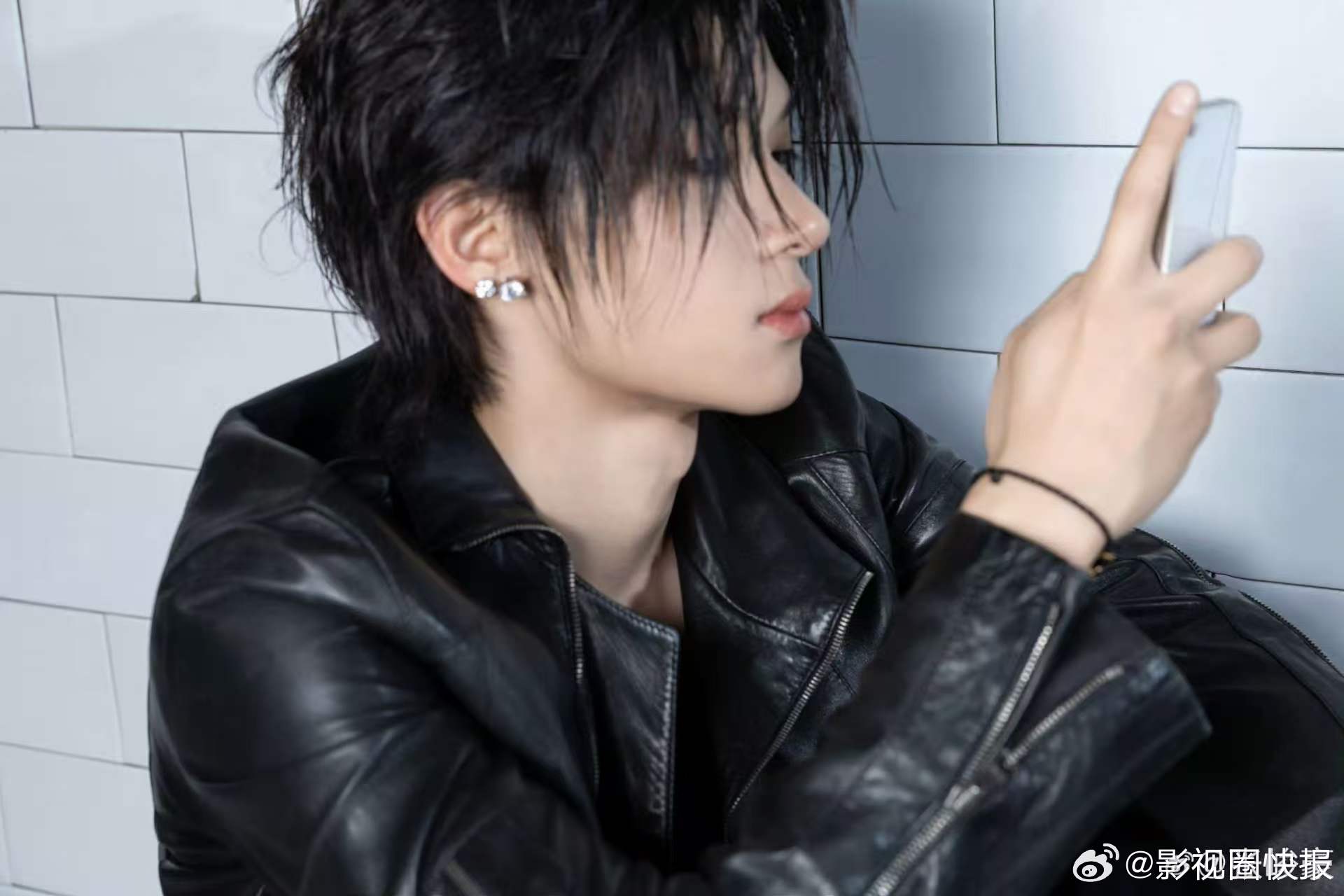 张峻豪西海岸秋裤外穿 别人追求精致时尚，张峻豪西海岸秋裤外穿，主打一个真实随性，