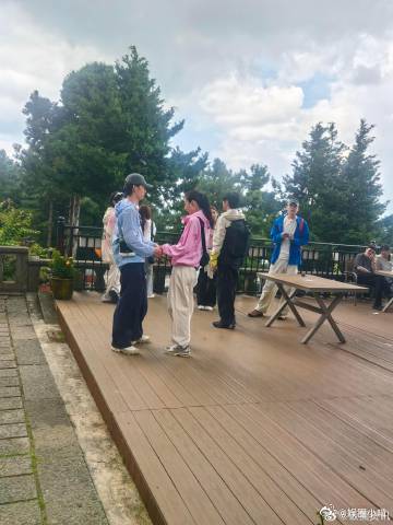 高梓淇与现女友穿情侣装出游互动超甜蔡琳回应高梓淇新恋情只要不影响孩子就好出游路透