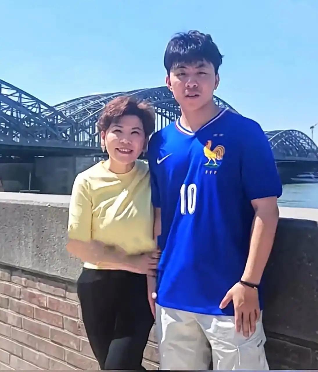 非常通透的一段话：“对孩子最高级的爱，不是事无巨细的照顾，也不是倾尽所有的付出，