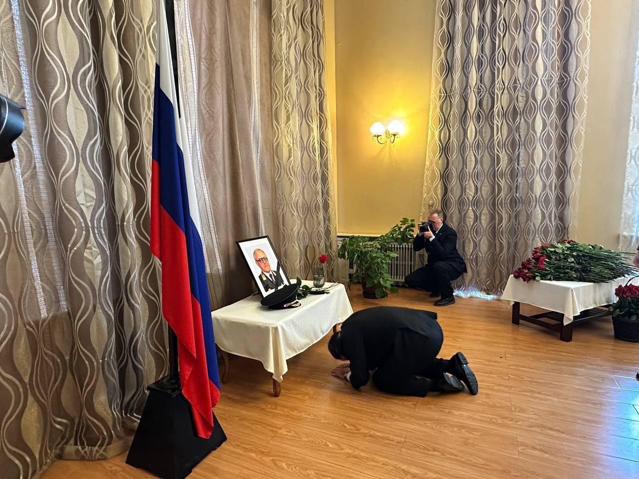 这是哪国的外交使节，双膝跪地，面向俄驻朝大使遗像表示致哀