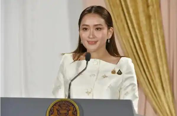 泰王终于认识到：佩通坦是王家的儿媳妇，怎么也算是自己人。越是在如今的多事之秋，越