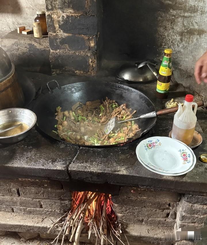 我们湖南老家不说厨房，老一辈都叫灶房，配图就是乡下老式柴火灶房。
 
以前家家户