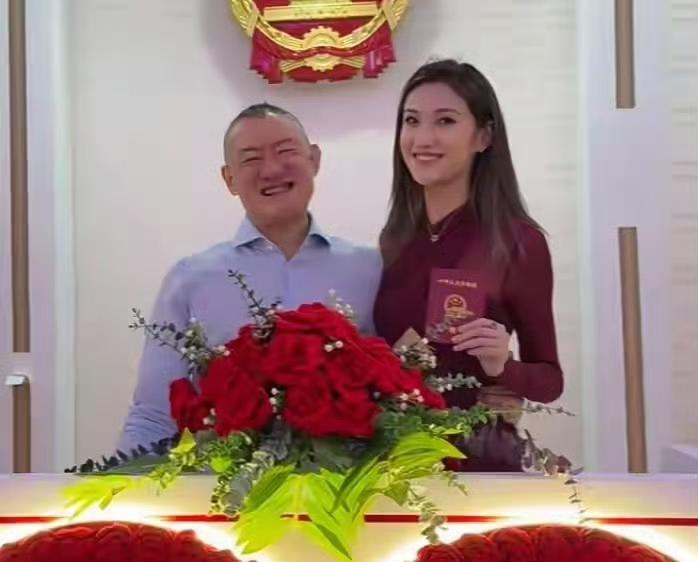 和汪小菲齐名的京城四少之一汪雨也传出了喜讯，七夕节和女友领证了，娇妻是时尚博主崔