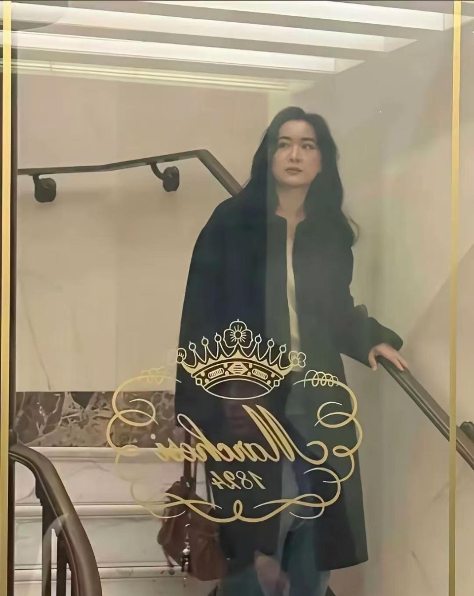 贾玲已经完全是另外的人了，现在好高冷。 