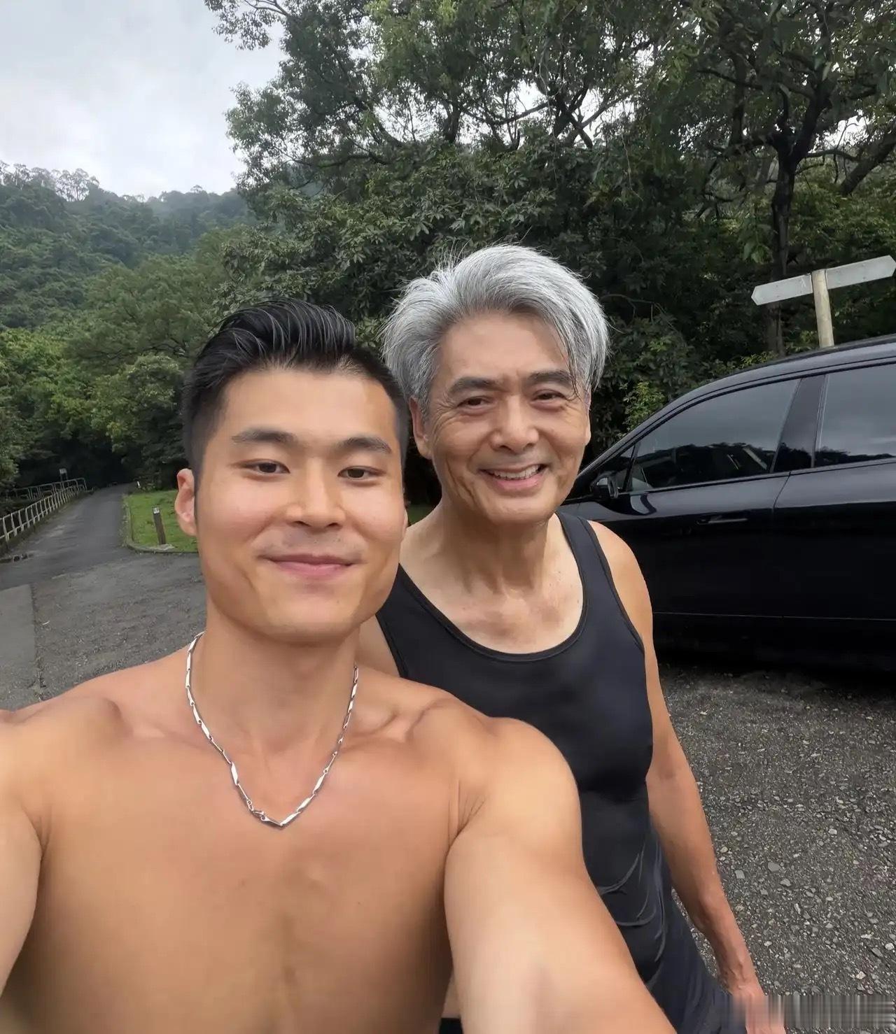 71岁周润发在香港山上跑步被偶遇，他穿着一身黑衣，大汗淋漓，整个人看起来精气神饱