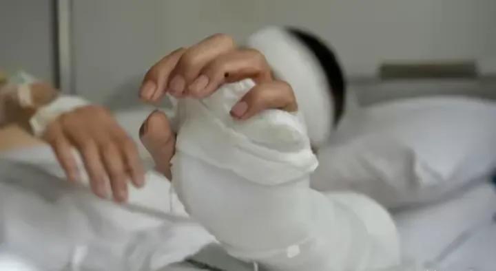 骇人听闻！河南一女子因退婚未返还32万彩礼，竟遭前男友极端报复，路上惨遭硫酸泼洒