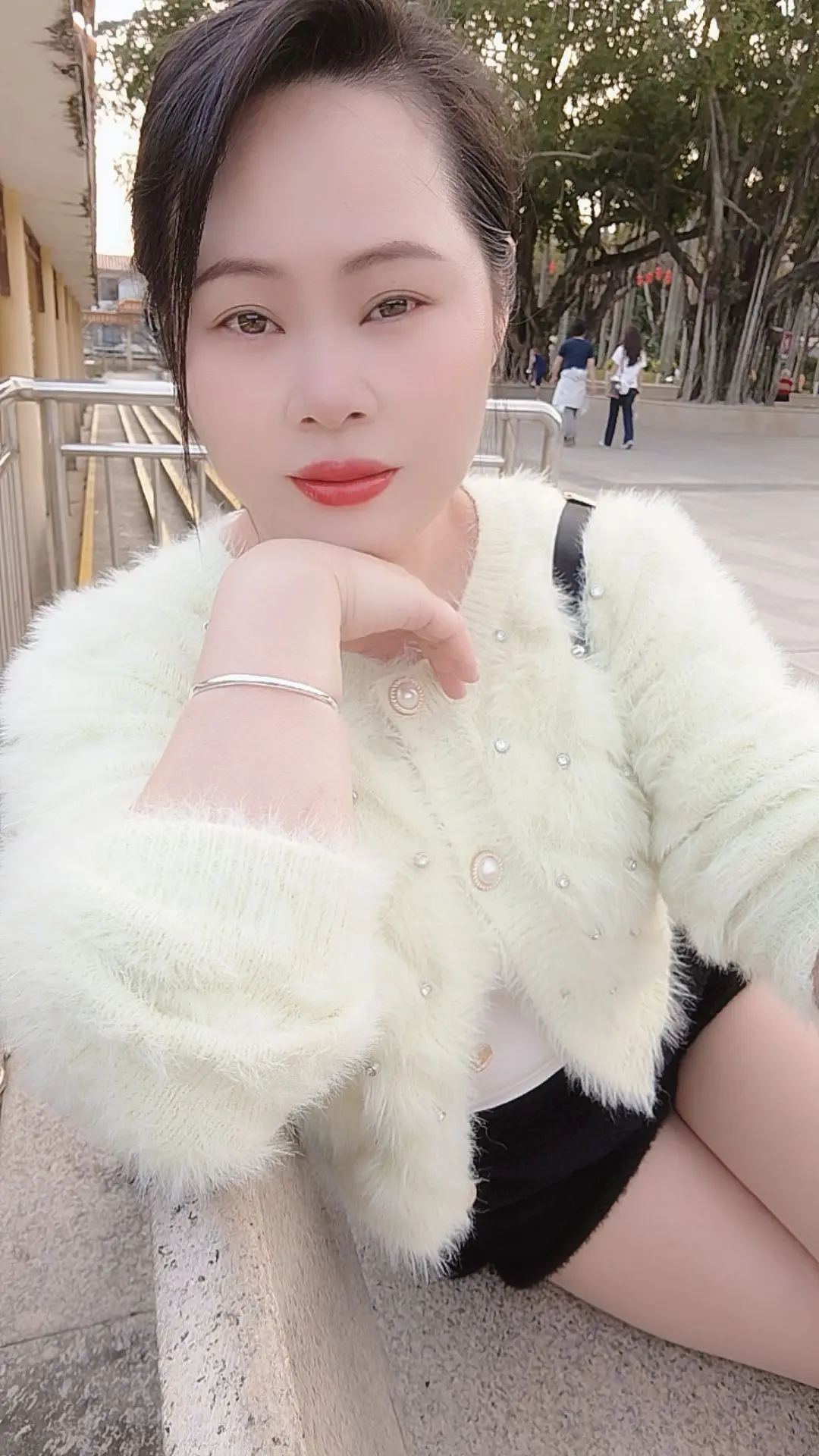 人生最不缺的是替代者，不喜欢我的话，请往旁边站，让喜欢我的人到面前来。...