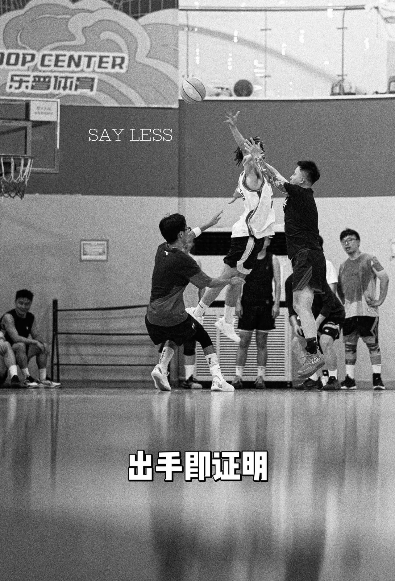 SAY LESS.悬念拉满❗。出手瞬间，篮球划着弧线腾空，这记三分你们觉得能否一
