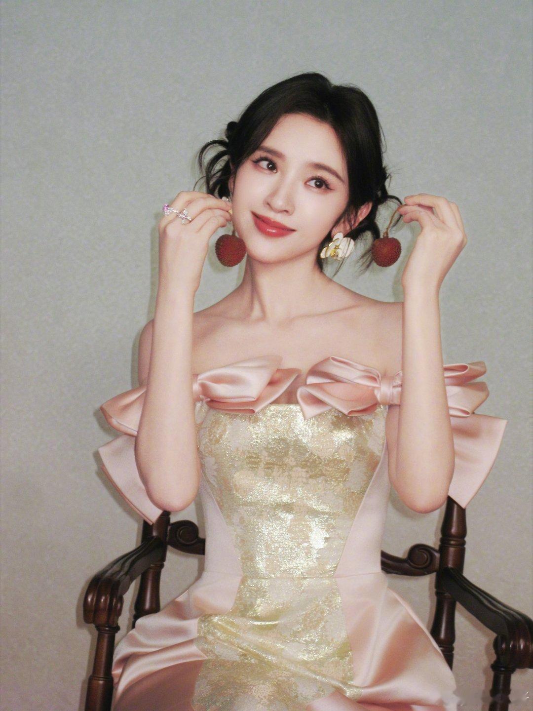 可盐可甜的反差感，上一秒是温柔仙女，下一秒是俏皮鬼马，太会了！唐艺昕