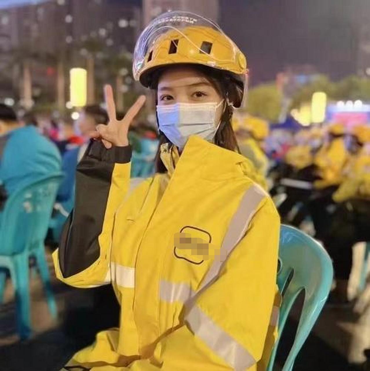 “00后又出幺蛾子了！”上海，女子是00后女骑手，她给一2岁男顾客送餐，对方看她