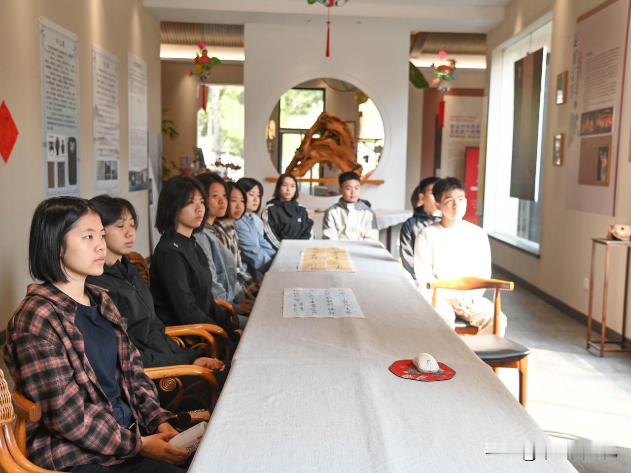 继3月8日中山文化课之后，中央司法警官学院学子再度相聚保定南北非遗博物馆展厅，观