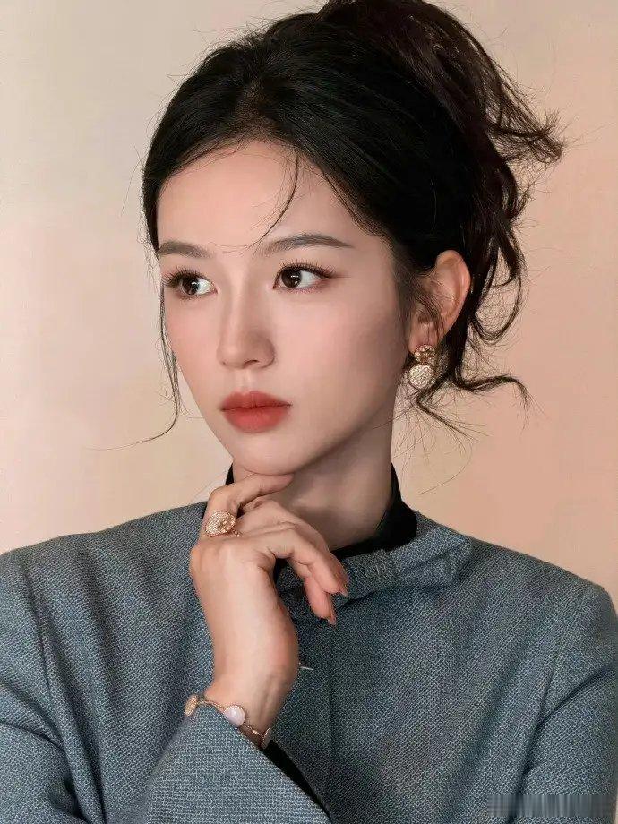 北京降温冻到裹厚衣，周也直接光腿穿裙亮相，美是真的绝，拼也是真的拼！纤细长腿配上