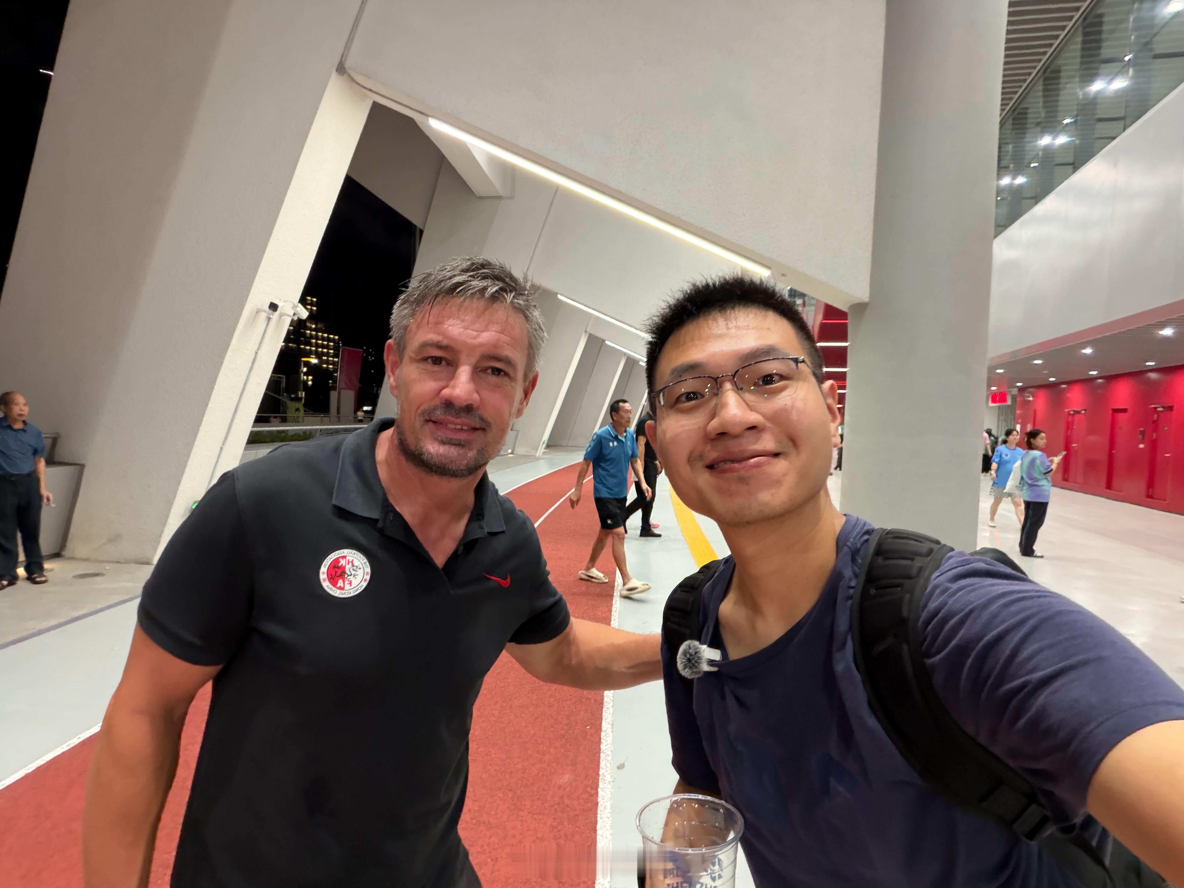 港队主教练来了，居然还没人合影[允悲]深圳新鹏城vs青岛西海岸中超联赛  ​​​