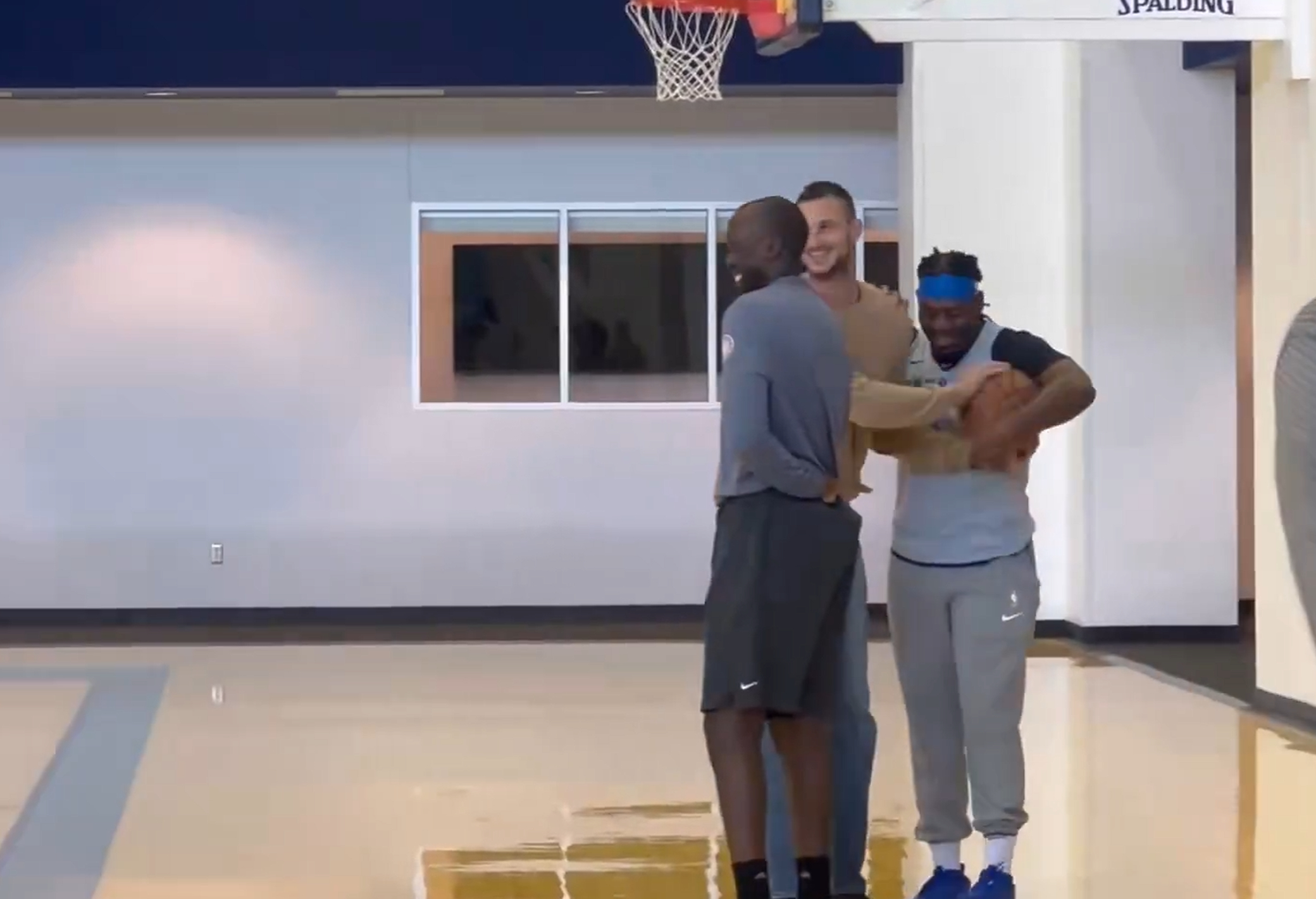 雷霆名宿加里纳利今日来到训练场。编辑by 蓝色狂潮OKC雷霆湖人vs雷霆