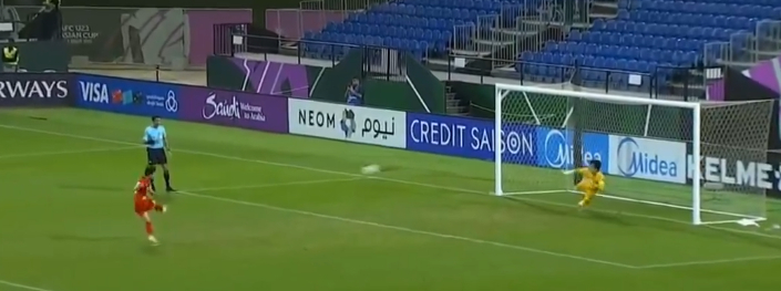 🔻越南门将还是比韩国强太多了。🔻韩国门将连续扑了六次右边，都扑反了（图）。越