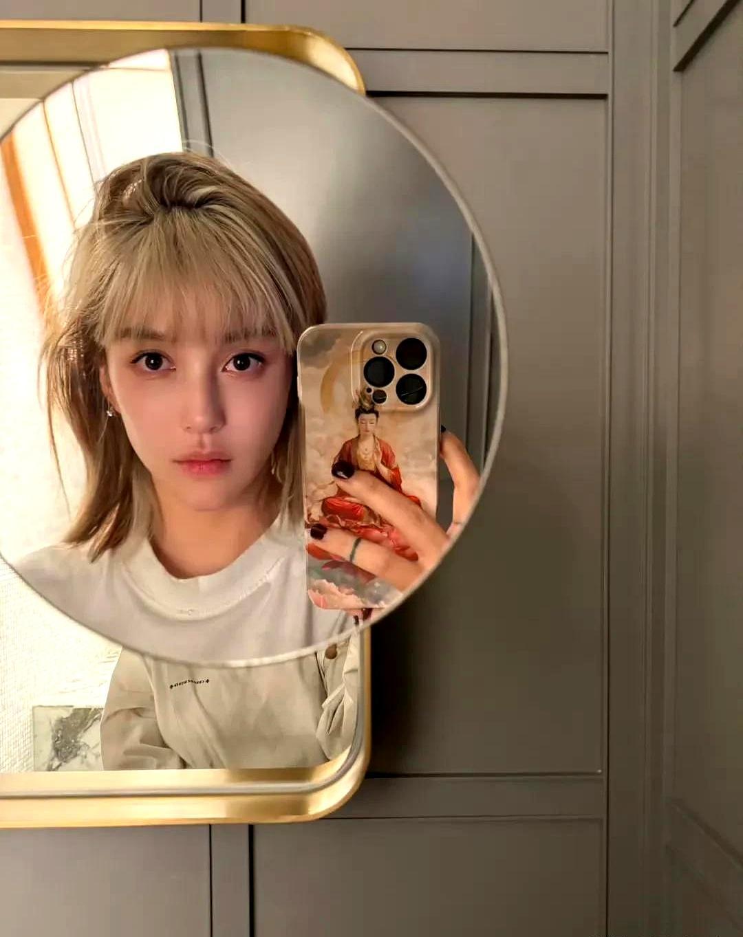 砸出十二年的抑郁症病历，扯着嗓子讨要一块旧沛纳海手表和一件拍MV穿过的蓝色西装，