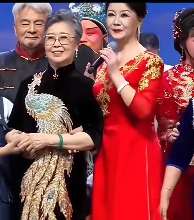 “德艺双馨”，咖位、卡位都是一流的老艺术家。
这个主持人该下岗了！