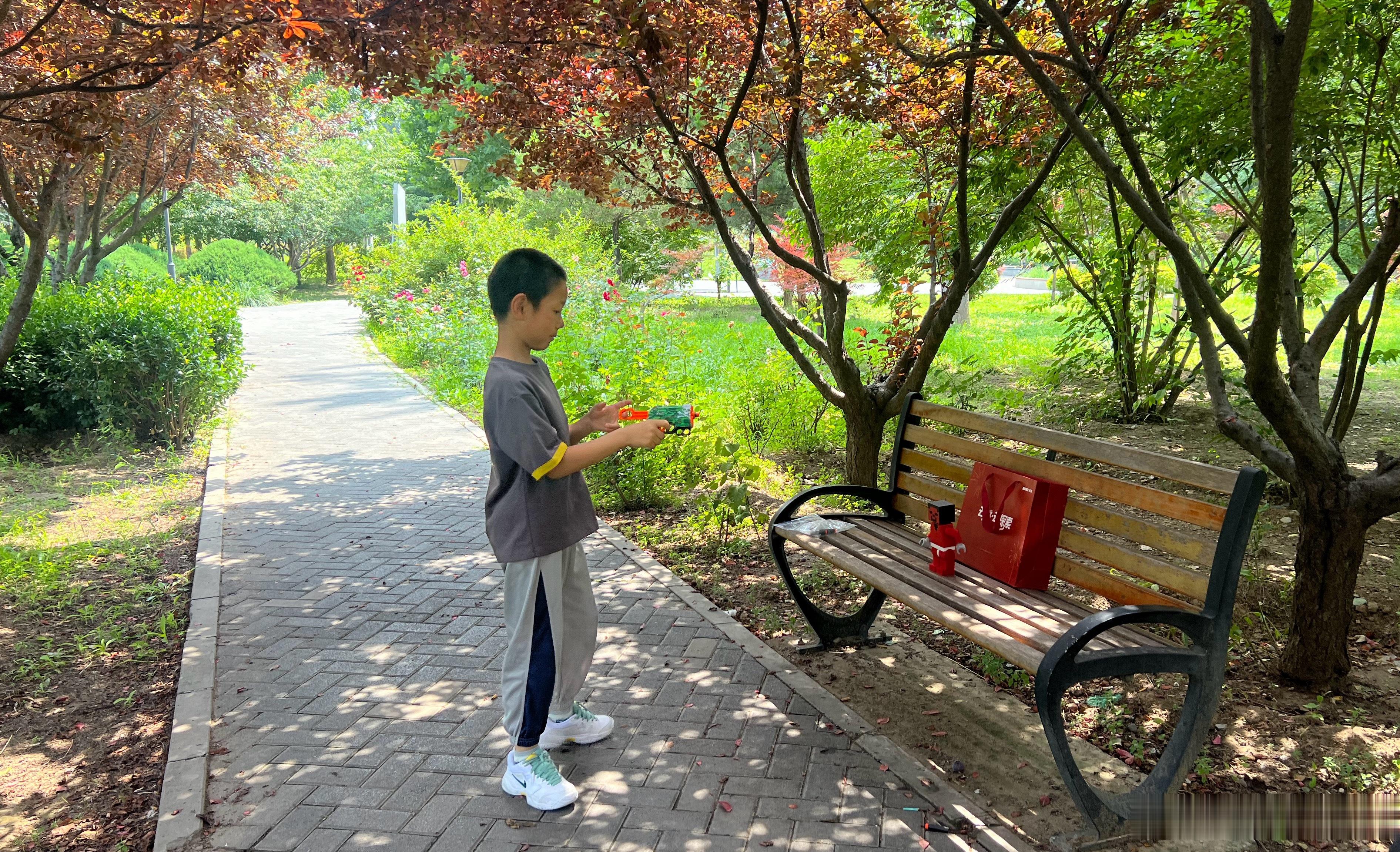 未来户外真的是上午踢球⚽️下午公园这代孩子的眼睛是真的难学校是电子屏很多时候给看