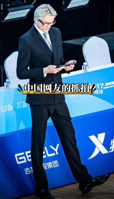 以为是来看比赛的，
结果被评委帅到了！


成都世运会的拉丁舞赛场，一个身影让全