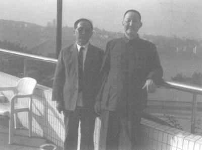 1990年，王诚汉(左)与洪学智在重庆。