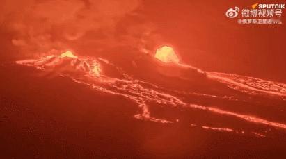 【基拉韦厄火山烈焰再临 喷发一周年之际熔岩喷涌擎天】
夏威夷基拉韦厄火山哈莱马乌