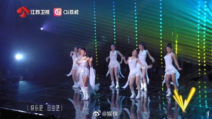 吉克隽逸唱歌基础语言就不基础吉克隽逸这版《山顶有鲸鱼》太绝了！高亢嗓音像冲破云层