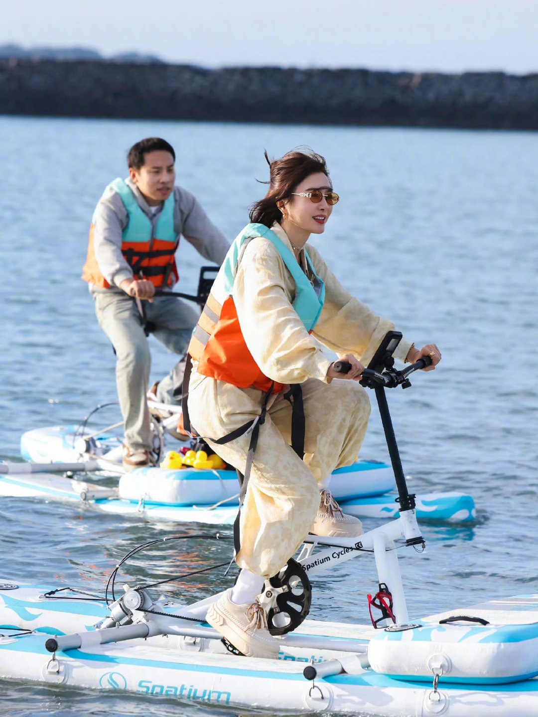 秦岚拿两个垃圾桶泡脚秦岚泡脚一脚一个垃圾桶被秦岚这段笑到停不下来😂 客栈泡脚桶