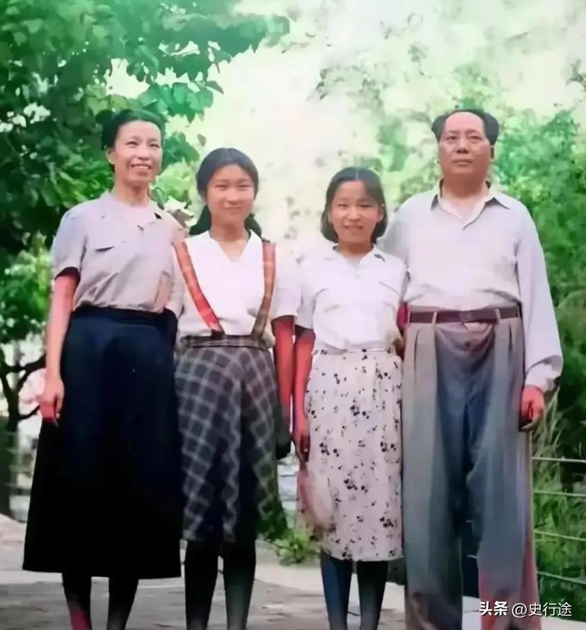 看到伟人毛主席一家四口人好幸福呀！在那个年代姐妹俩与父母在一起同框太温暖了吧！每