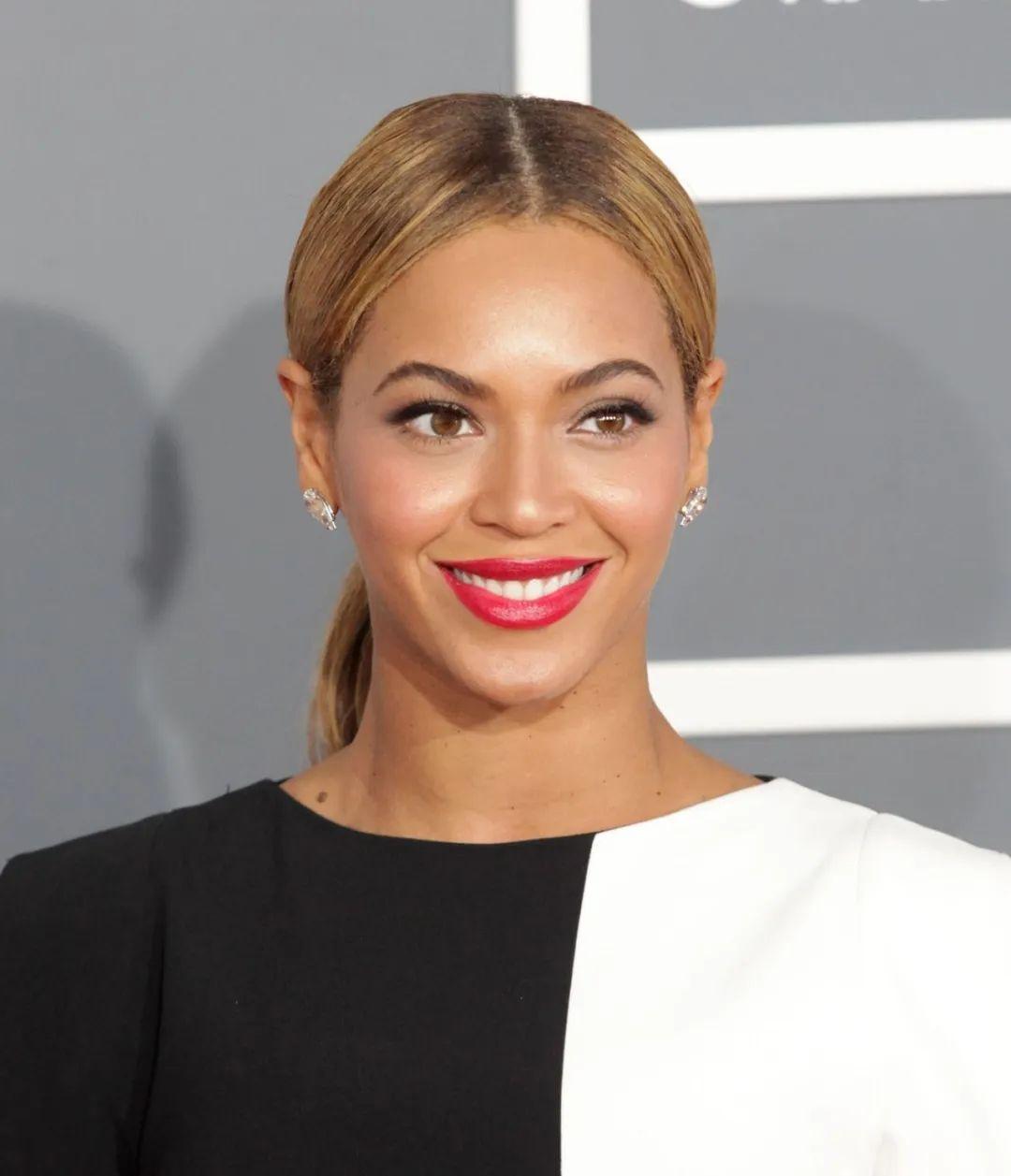 碧昂丝 Beyoncé 作为全球乐坛的超级巨星，向来以大胆、自信和前卫的形象示人