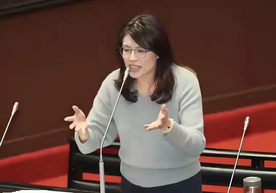 郑丽文访陆前夕，国台办释放关键信号，洪秀柱助力两岸统一进程
 
郑丽文当选中国国