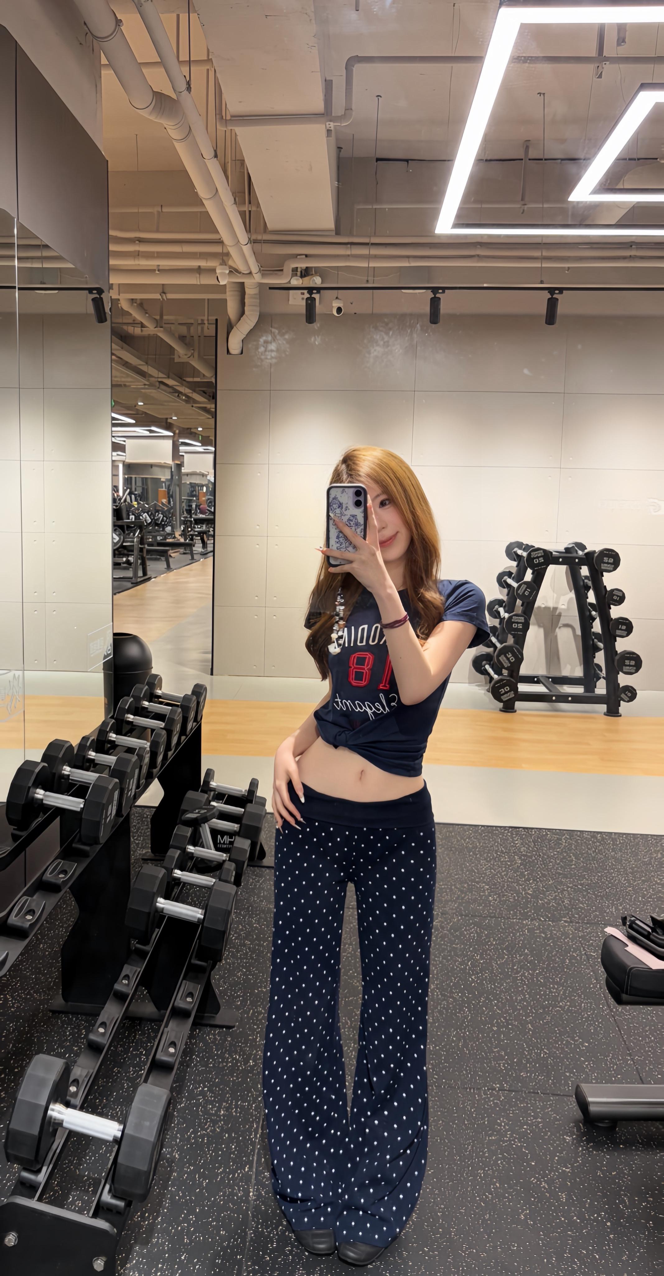 我开始学做饭了 你愿意躺菜板上吗。