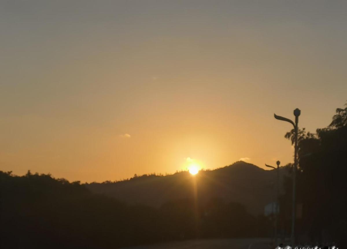 不是矫情，是心太累了。
自己跟自己较劲的，一晚上翻来覆去想半天；
帮别人扛事的，