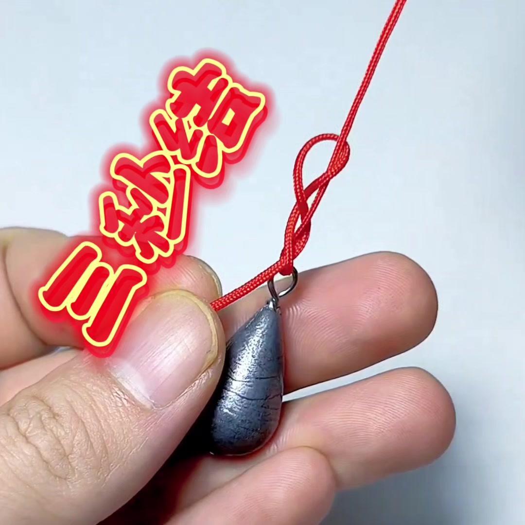 1️⃣取鱼线穿过八字环，绕一圈从环中心穿过去拉紧，注意力度要均匀～
2️⃣绕第二
