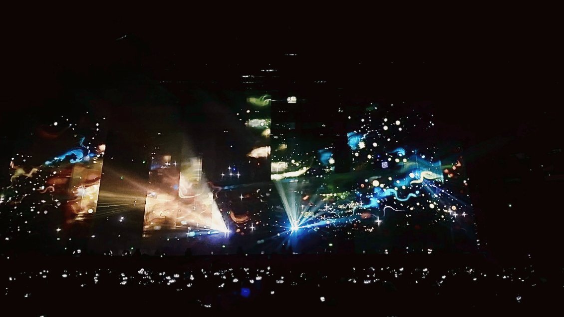 王源演唱会舞美夯爆了 家人们谁懂啊！王源演唱会舞美简直是视觉盛宴“天花板”！颜色