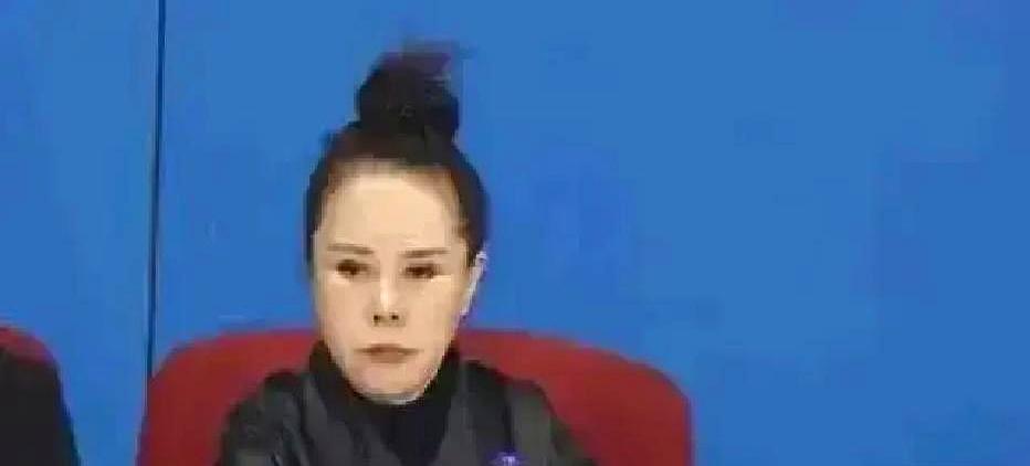 “每天清晨5点，外婆准时掀被子，一秒都别想赖。”
 

孙俪小时候被这么拽起，现