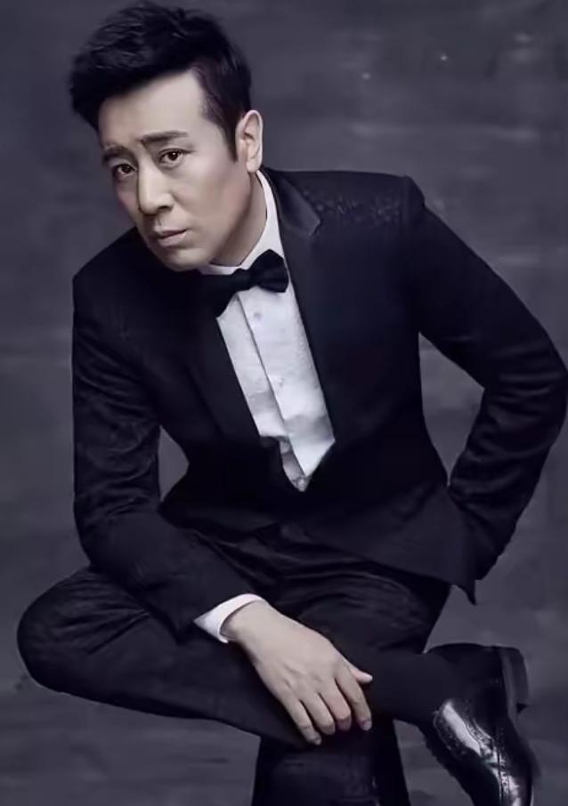 记者问于和伟：你是如何保持身材的？于和伟说：这一天如果吃饱了，就会胖二斤；而要减