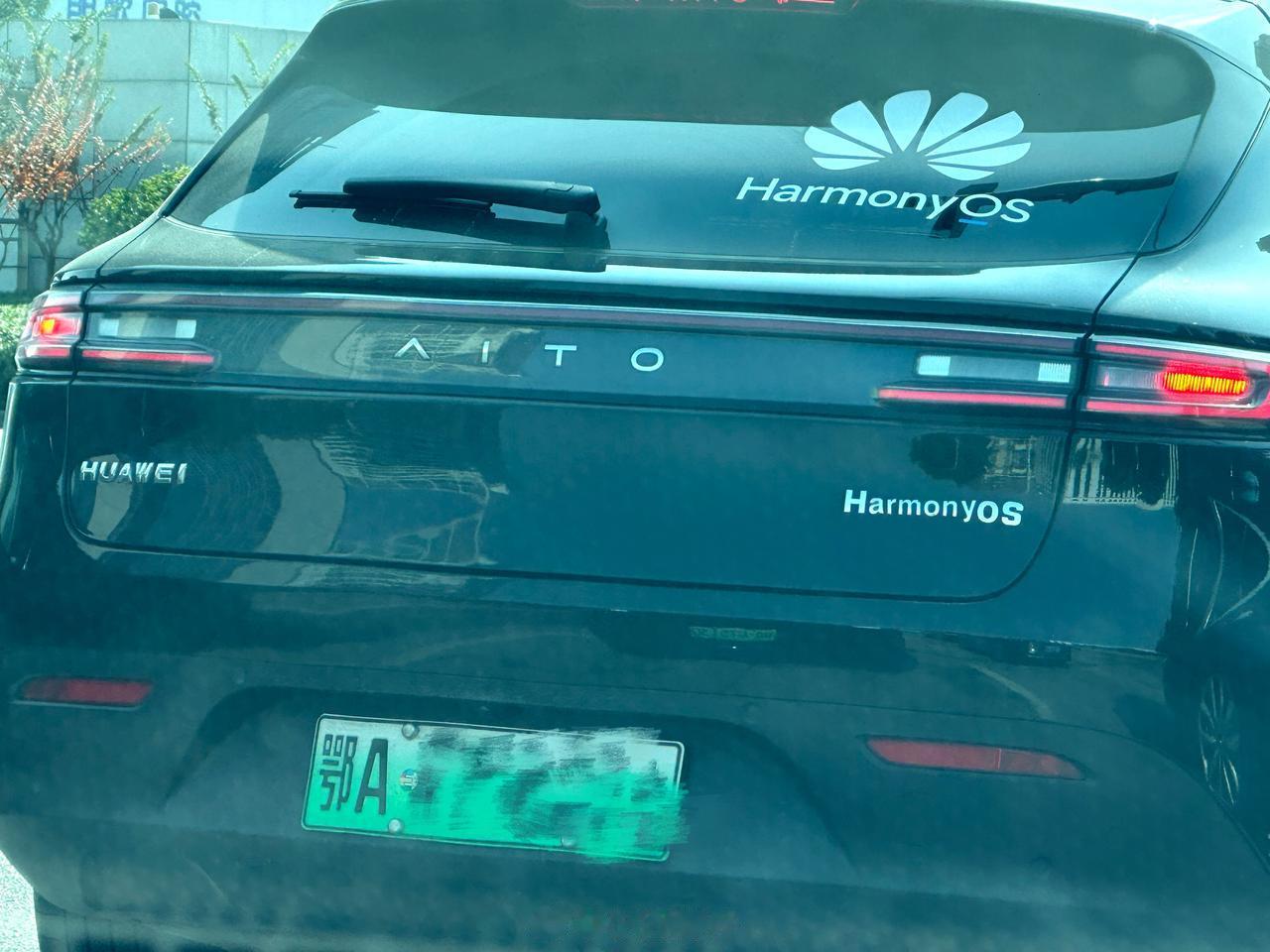 偶遇一辆问界 华为HarmonyOS醒目