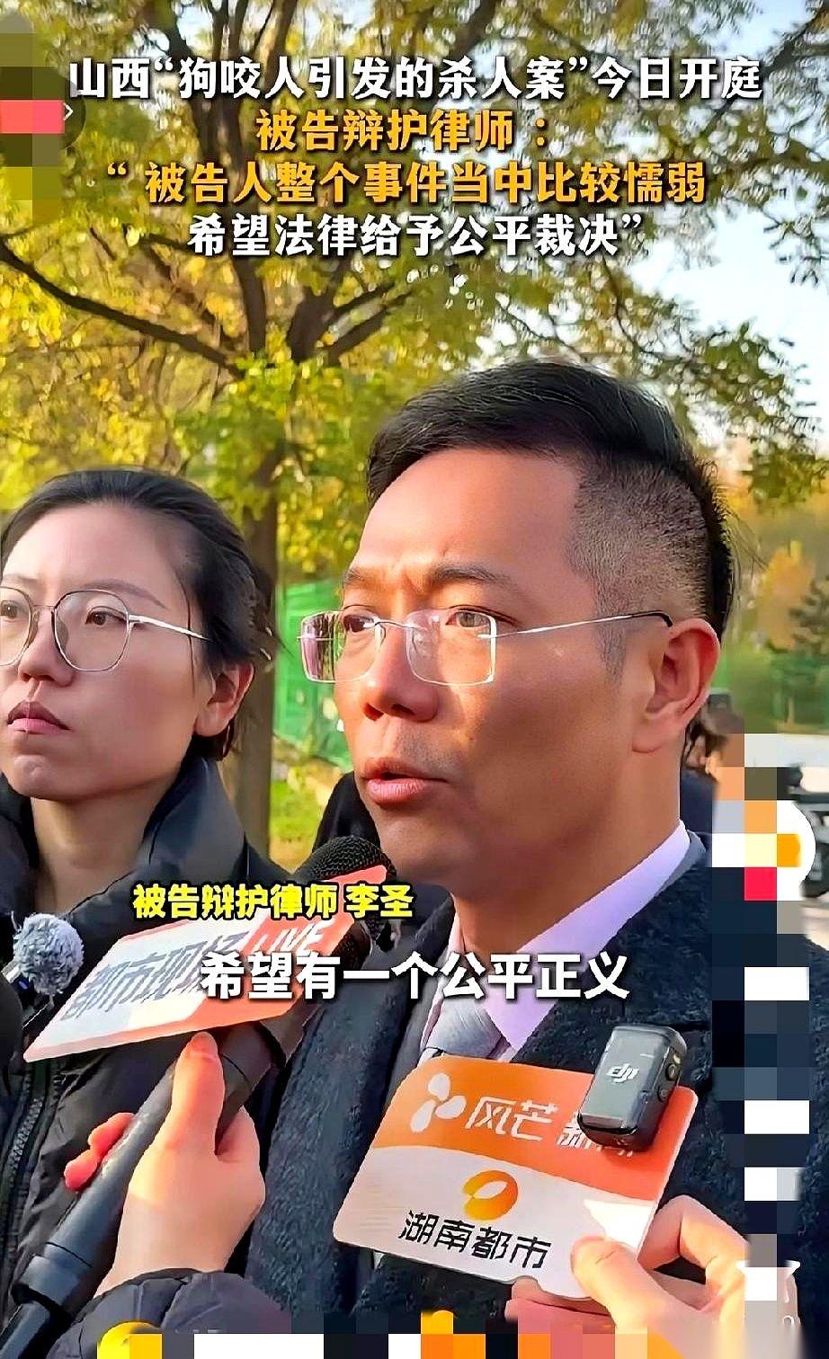 九个人，拿着棍子剪刀，大半夜砸开门冲进一个60岁老头的家里。
把人堵在墙角一顿揍