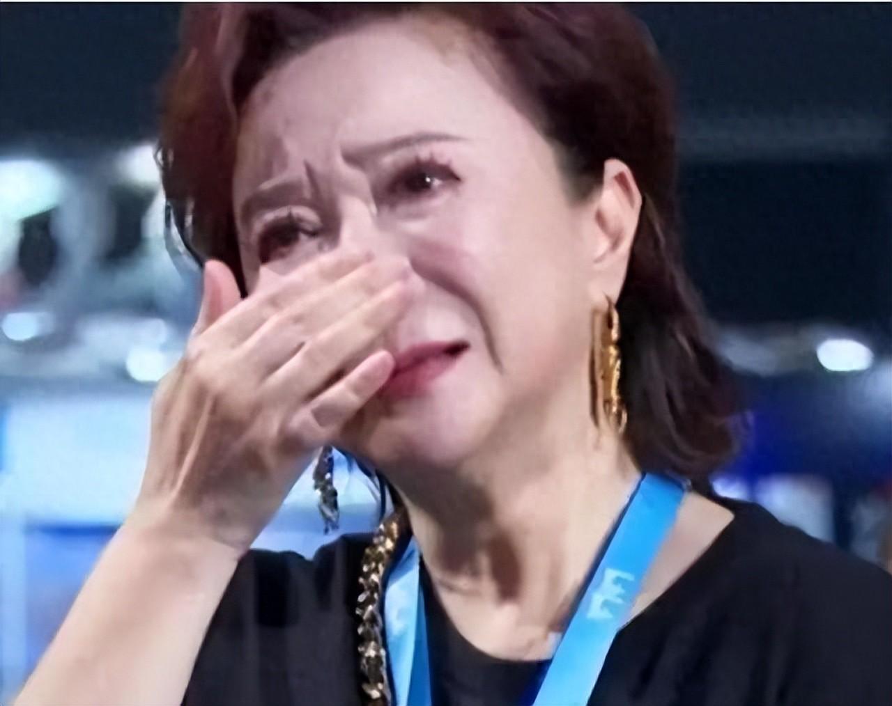 64岁小品女王蔡明近况曝光让人心酸不已，如今已经40岁的宝贝儿子居然成了她心头最