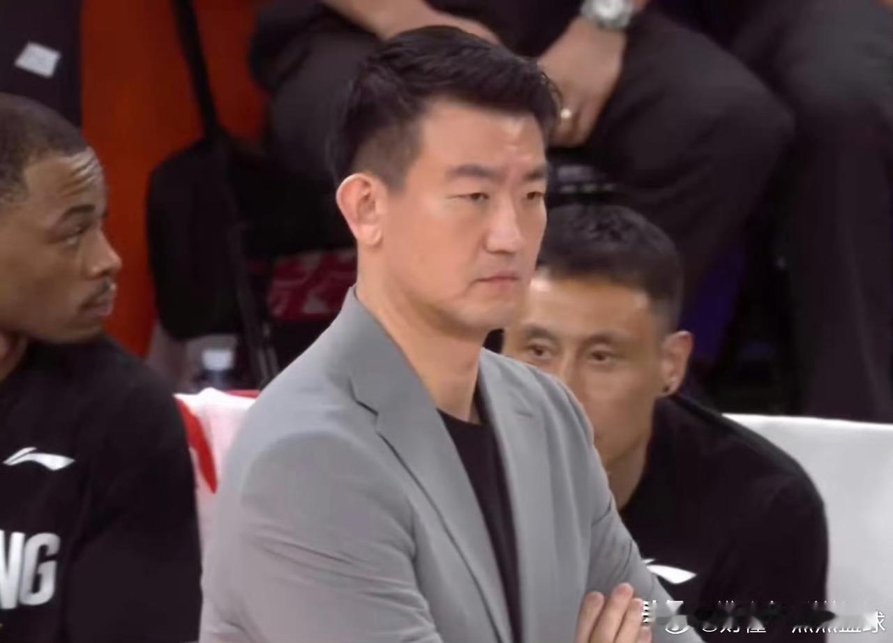 卢伟突然弃用张镇麟，令王仕鹏和刘炜表达不解：第一节金金打的不错，拿10分，第二节
