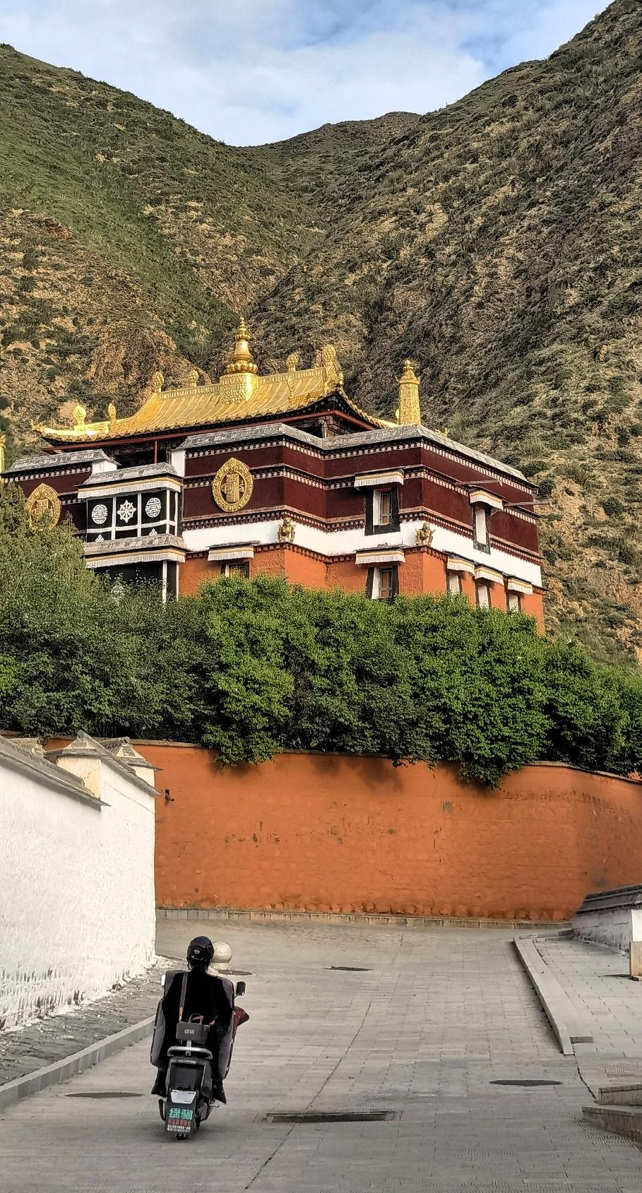 藏式建筑与现代生活的碰撞，感受宁静与繁华的交融。