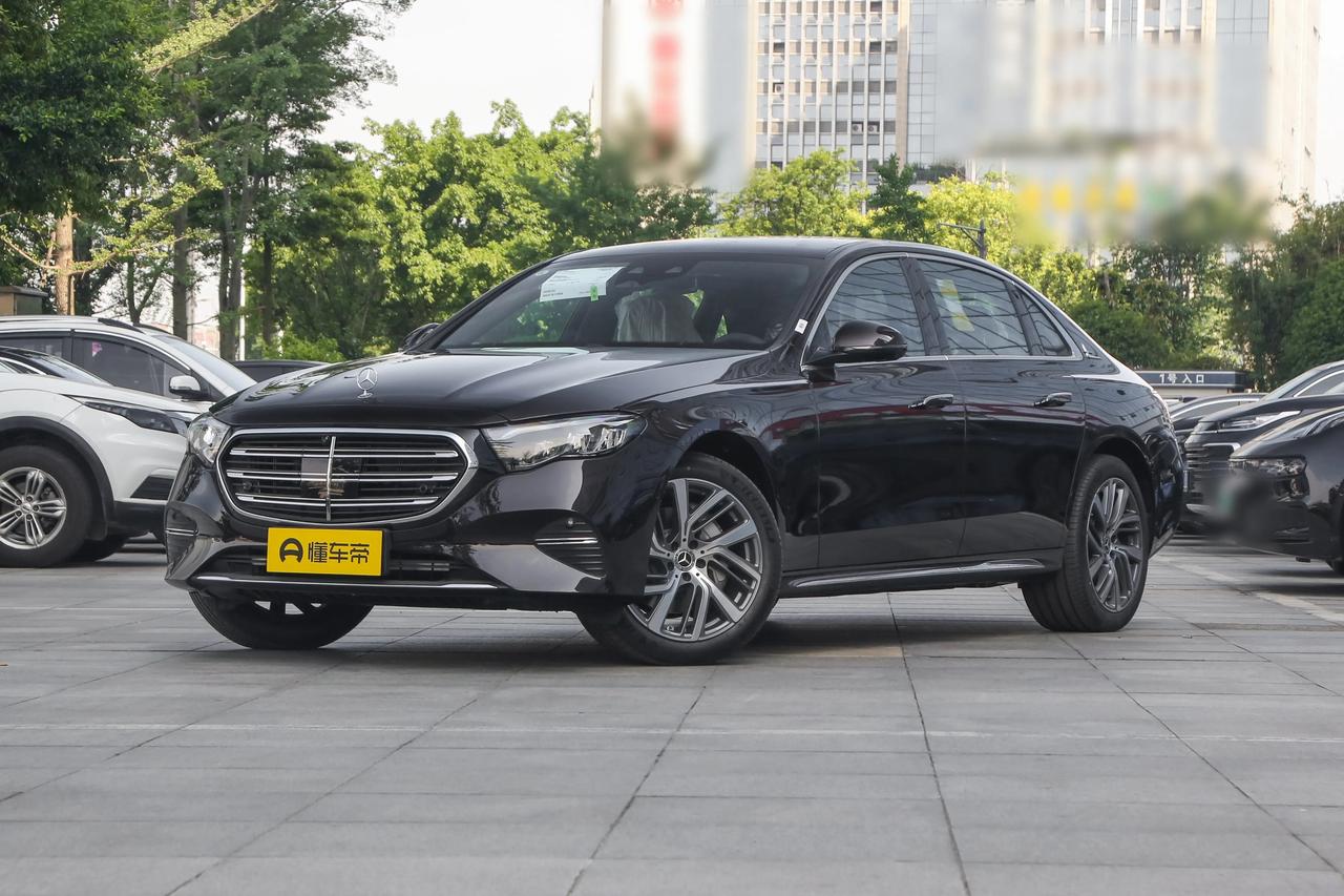 作为经常需要兼顾家庭出行和商务接待的上班族，我对汽车空间的要求很明确：后排坐得舒