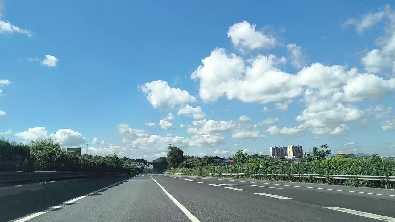 在北国被雾霾包围久了，这次自驾来到南国，才发现蓝天和白云真的是奢侈品！车窗外青山