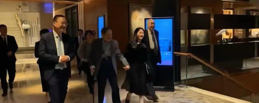 103岁的杨振宁教授，还能健步如飞，一点看不出像百岁老人！杨教授除了物理成就，健