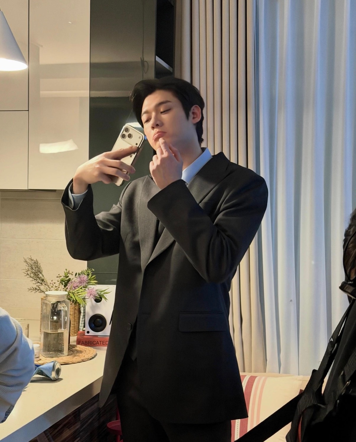 迄今为止最符合我xp的一张图：剧内朱泰善的大背头禁欲造型，剧外金允植的大狗狗黏人