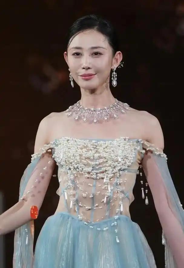 在近期的播客访谈中，舞蹈家朱洁静首次完整披露了自己2024年确诊乳腺癌的经历，坦