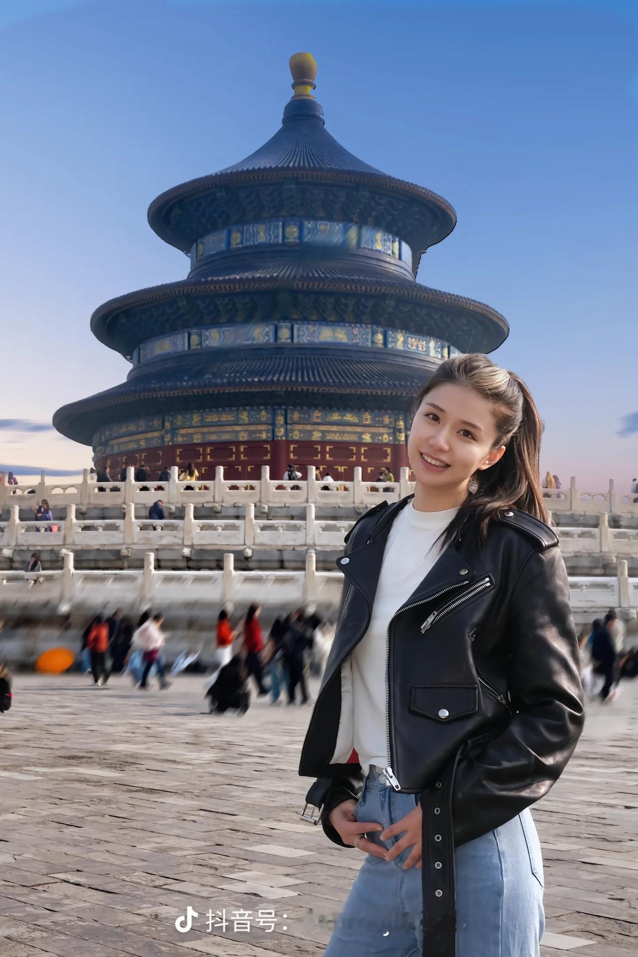 鹧鸪天·游天坛
 
风拂青丝映日华，轻裘白衫趁晴沙。
天坛云影随人步，古殿金光逐