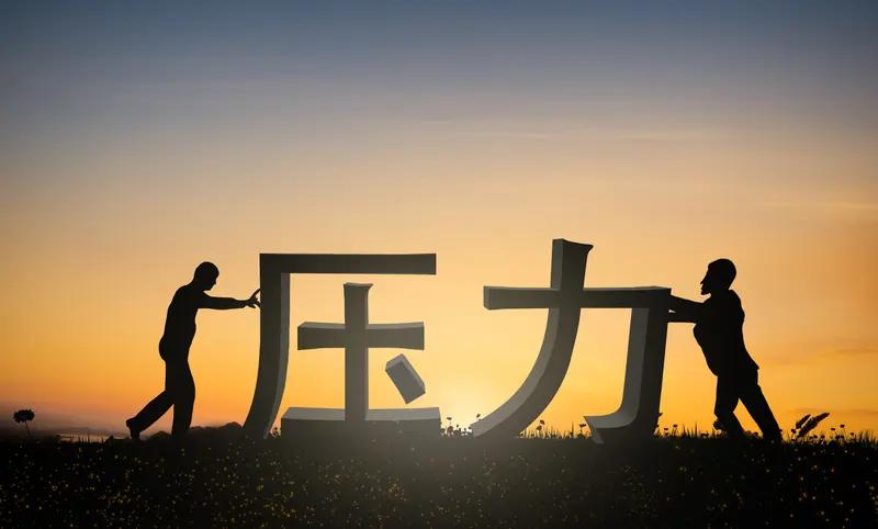 男人最大的痛苦，大概是在事业上的无力感。拼搏半生，看着身边人平步青云，自己却在原